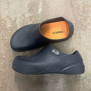 Stico nursing navy clogs
